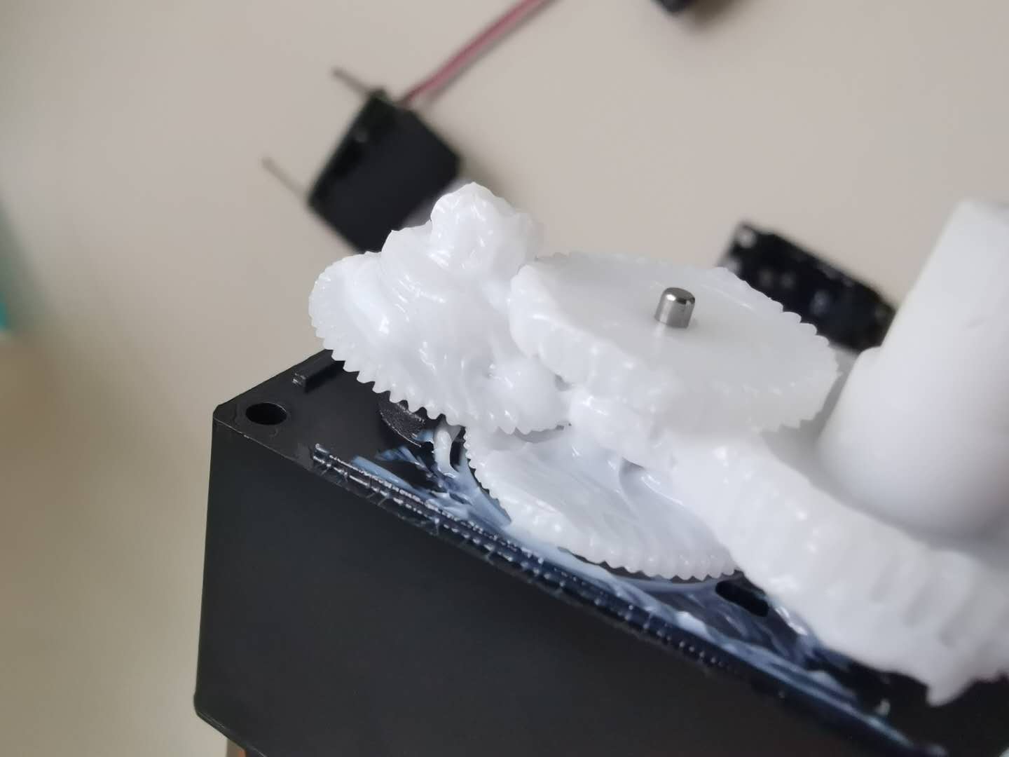 選擇塑膠齒輪潤滑脂應(yīng)考慮哪些因素呢？